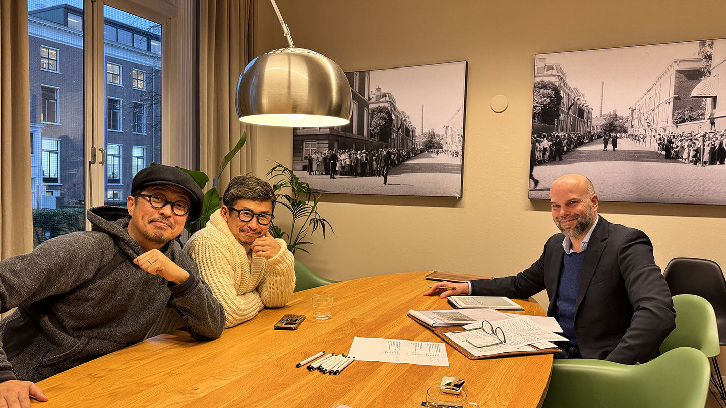 オランダで会社設立の打ち合わせをする、井本さんと友人の矢澤祐史さん