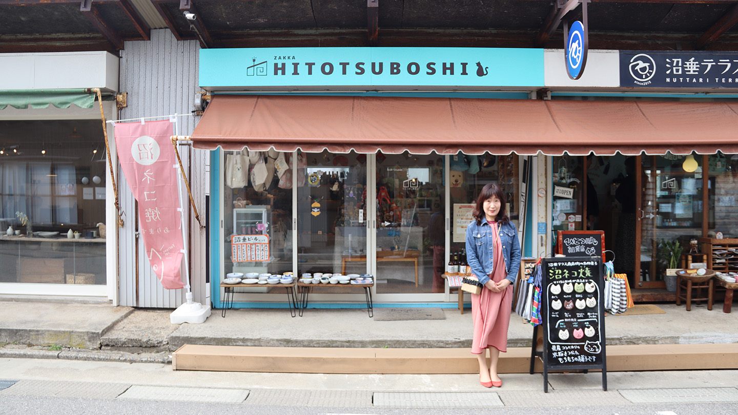 高岡はつえさんと雑貨屋「ひとつぼし雑貨店」。雑貨屋はまちの案内所を兼ねており、高岡さんを中心に運営している
