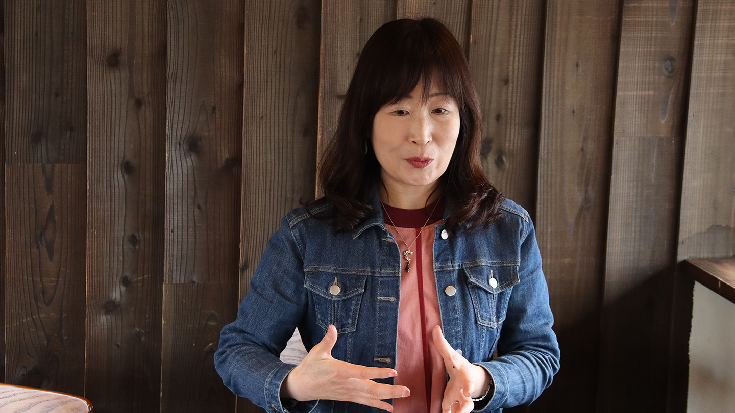 高岡はつえさん。商店街の視察対応や講演会、経理、店番など沼垂テラス商店街に関すること全般を行っている