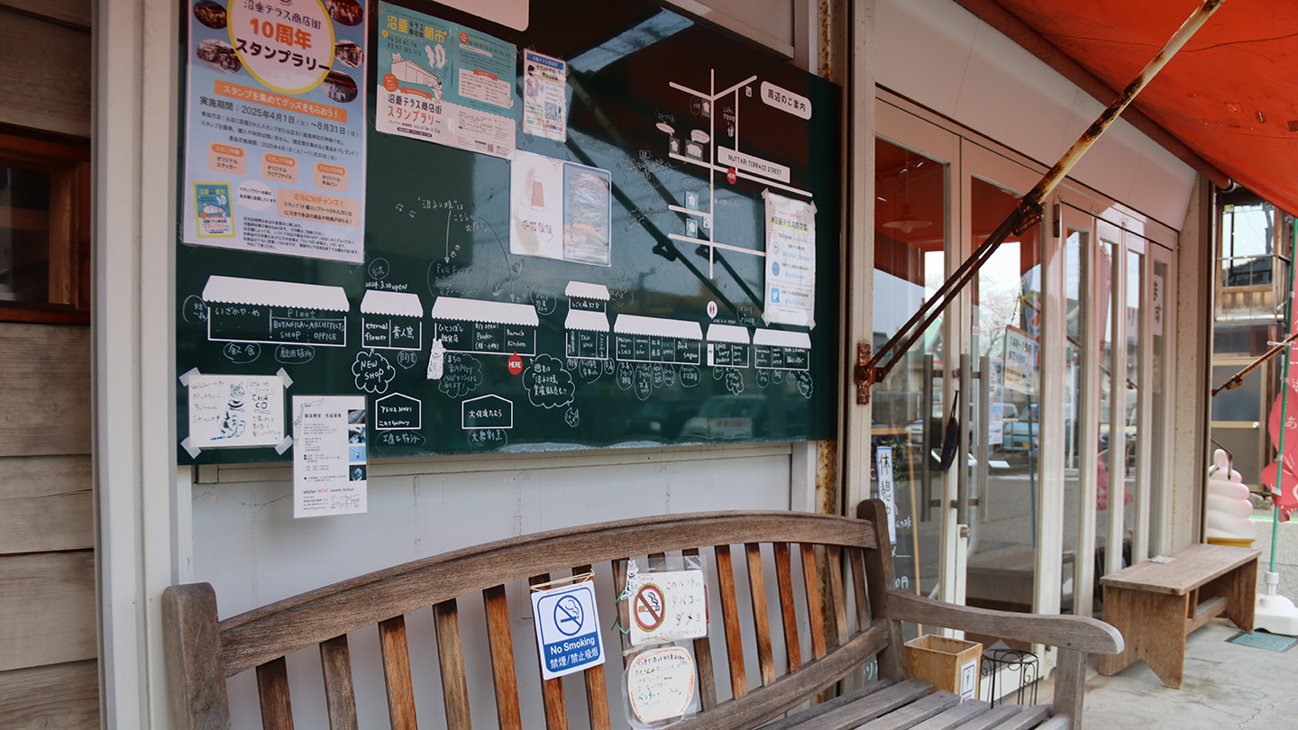 高岡さんのお父さまの一言がきっかけでつくられた惣菜店「Ruruck Kitchen」。店の壁には商店街の店舗マップが描かれている