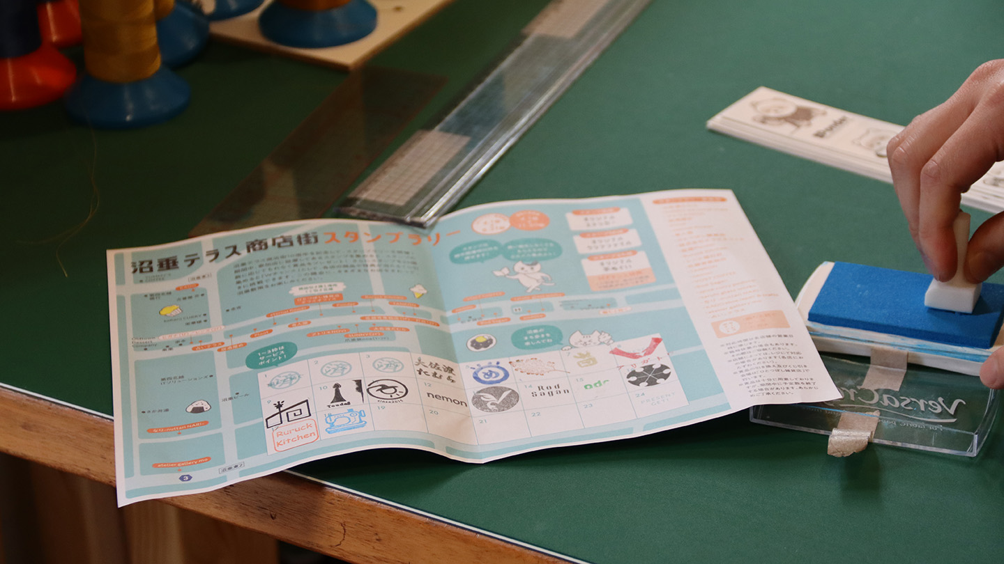10周年を記念して、2025年8月31日までスタンプラリーを開催。商店街のお店でスタンプを押してもらい、その数に応じて沼垂テラス商店街グッズがもらえる