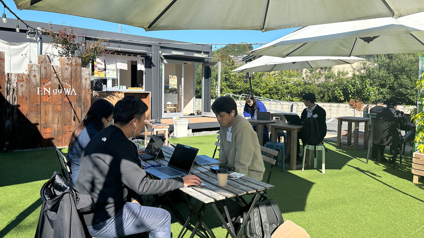 千曲市のほか、さまざまな地域でワーケーションの受け入れが進んでいる。写真は「働く×WellBeing×自然」をテーマに埼玉県横瀬市で提供されている自然環境下でのリモートワークの様子(画像提供:地域循環型ミライ研究所)