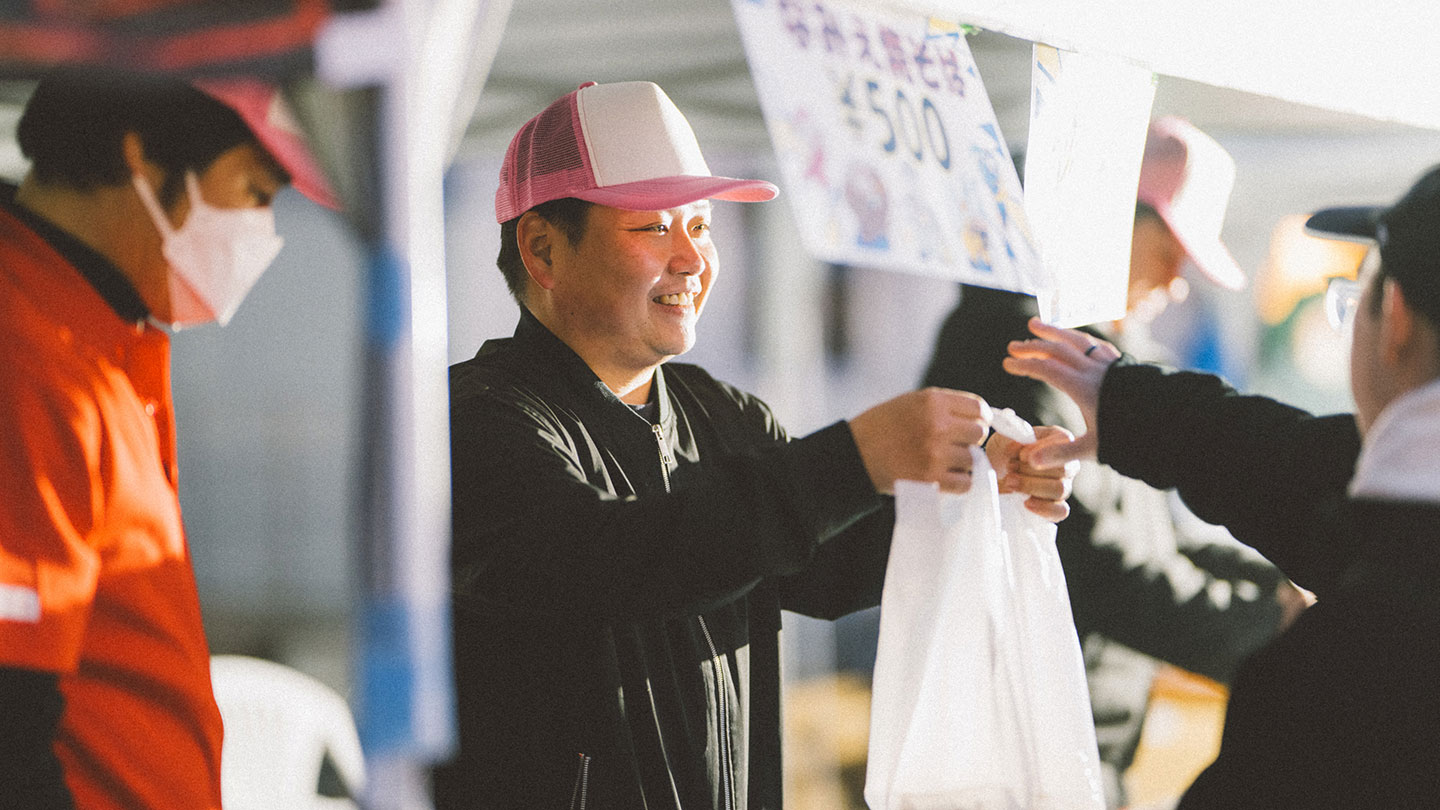 浪江町商工会青年部がなみえ焼そばを販売している様子