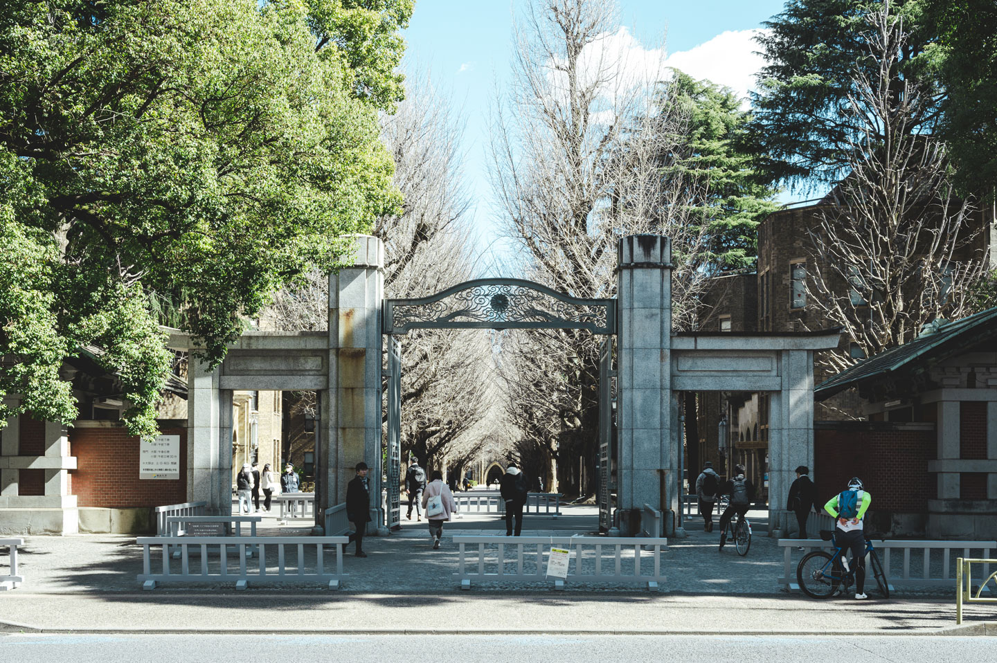 東京大学 正門前。銀杏並木を抜けると安田講堂が見える