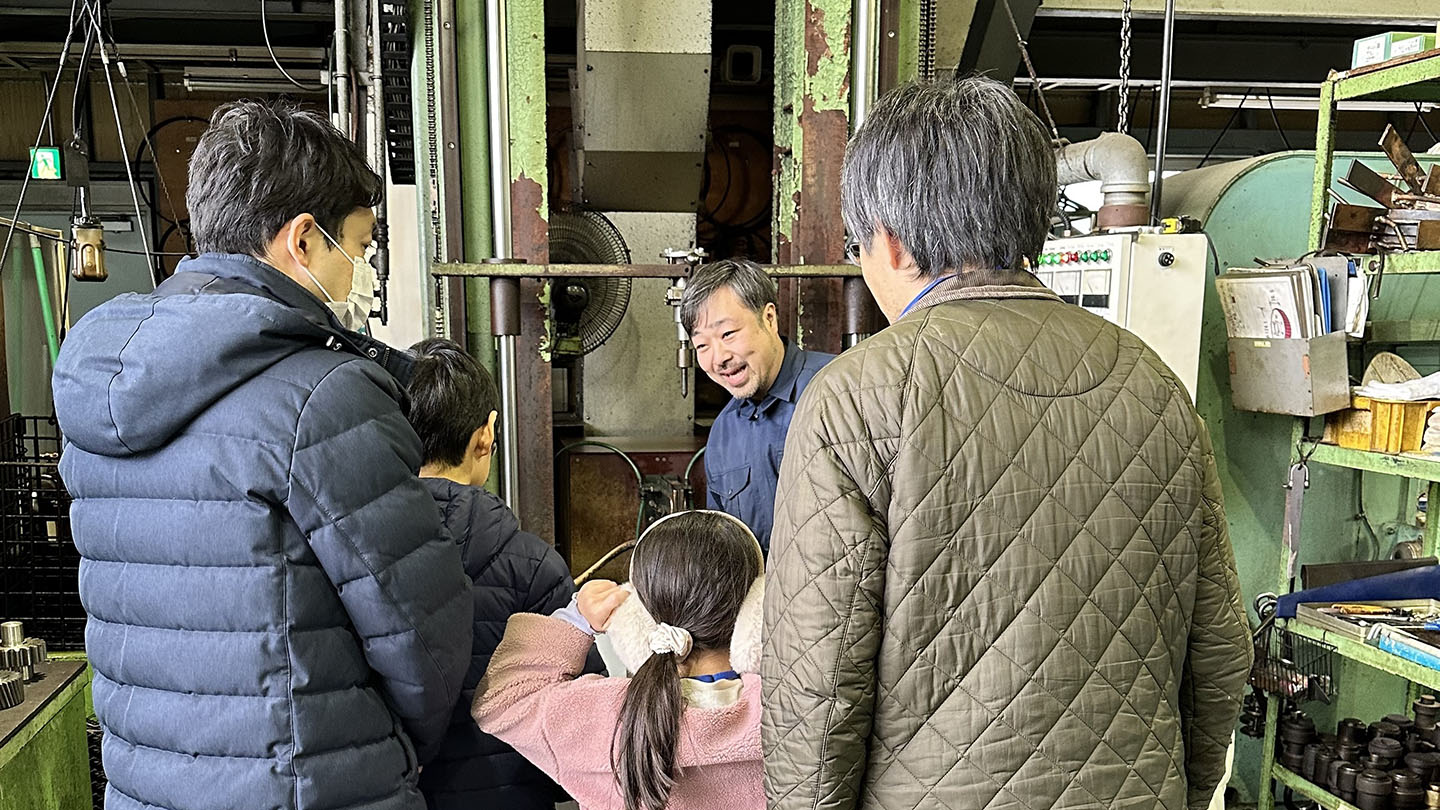第13回港北オープンファクトリーで工場見学をする様子②