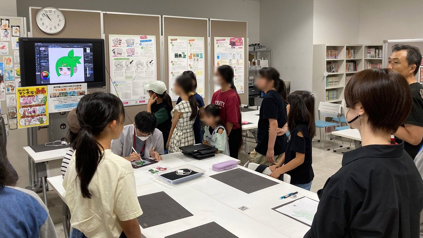こどもマンガ講座で漫画づくりを学ぶ子どもたちの様子