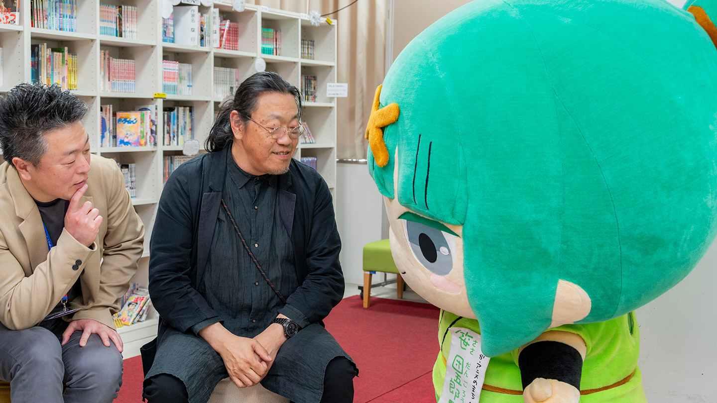 「マンガ・アニメのまち にいがた」サポートキャラクター・笹 団五郎と内田さん、梨本さん