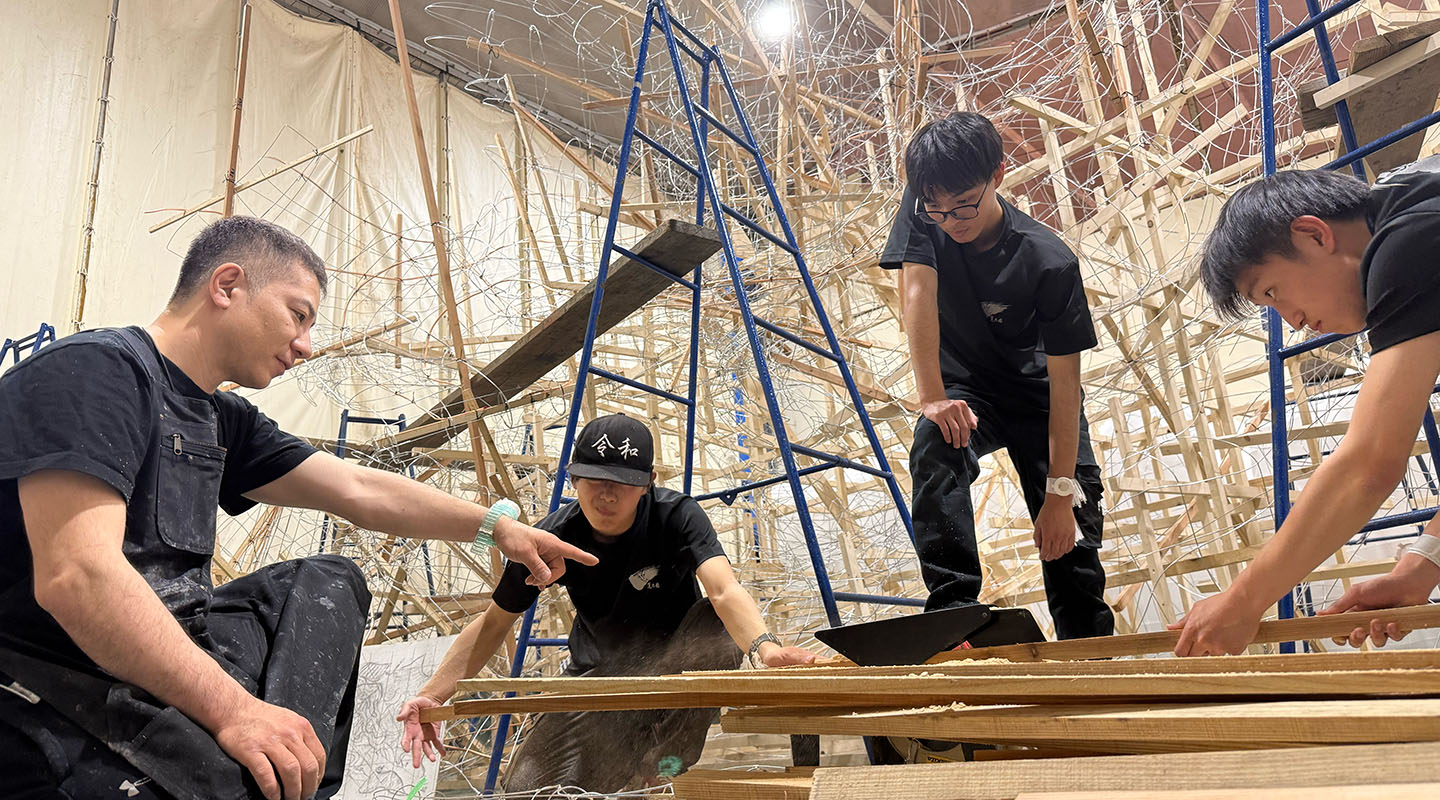 北村春一さんの元でねぶた制作にかかわる高校生たち