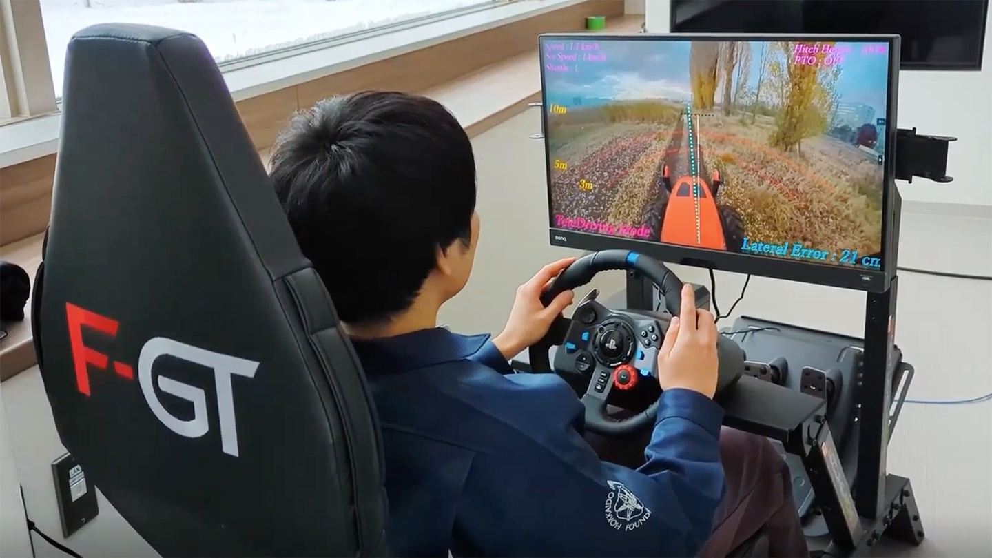 万博会場から札幌にあるロボットトラクターを操縦している様子