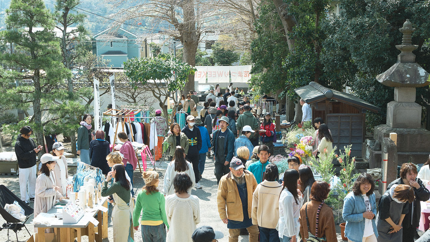 来場者でにぎわう『花まつり WEEKEND』会場の様子(撮影:ニシウラエイコ)