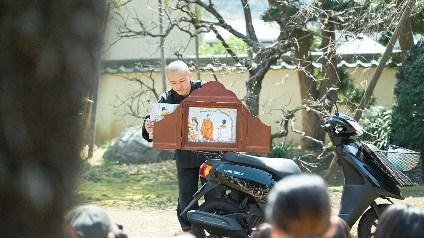 本多法仁住職によるイベント「寄ってらっしゃい見てらっしゃい」で紙芝居を上演する様子(撮影:ニシウラエイコ)