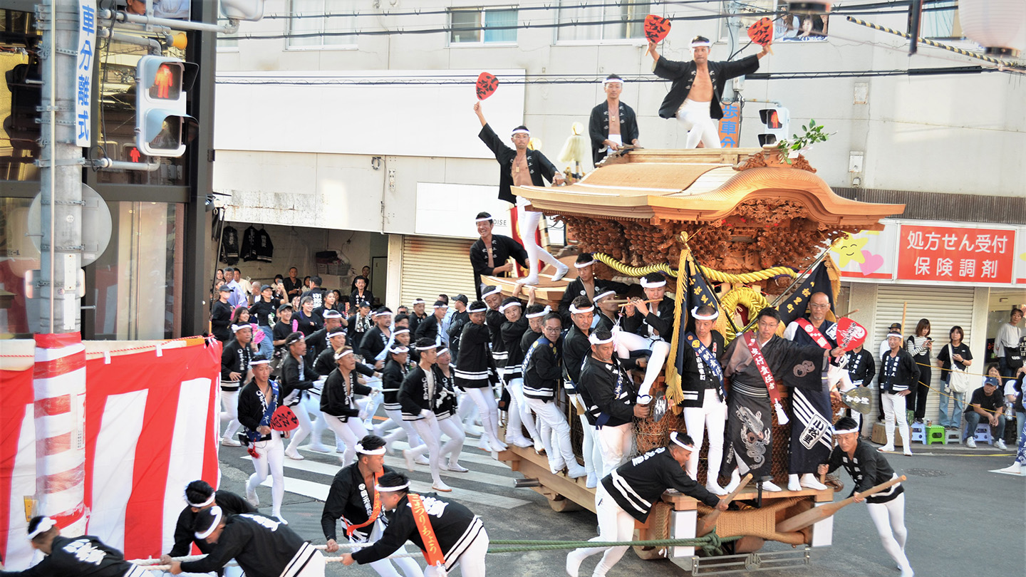 大阪府岸和田市で毎年9月に開催される「岸和田だんじり祭」の様子。重量約4トンの「だんじり(山車)」を氏子たちが一丸となって曳き回し、狭い街角を勢いよく曲がる「やりまわし」では、観客から大きな歓声が上がる。江戸時代中期にはじまったとされ、五穀豊穣を願う秋の祭礼として、いまも受け継がれている(画像提供:岸和田市)