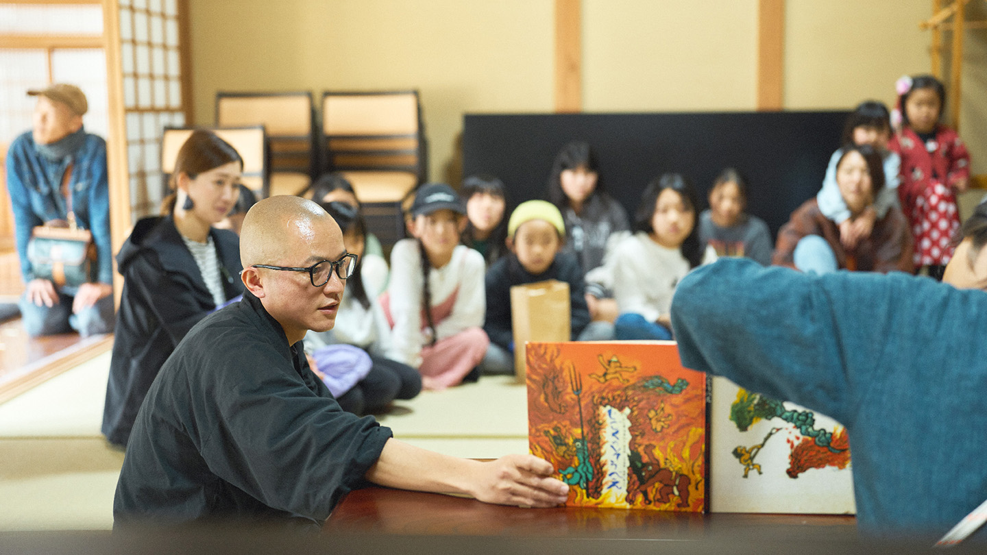 『花まつりWEEKEND』内のイベント「寄ってらっしゃい見てらっしゃい」で、本多法仁住職が絵本の読み聞かせを行う様子(撮影:ニシウラエイコ)