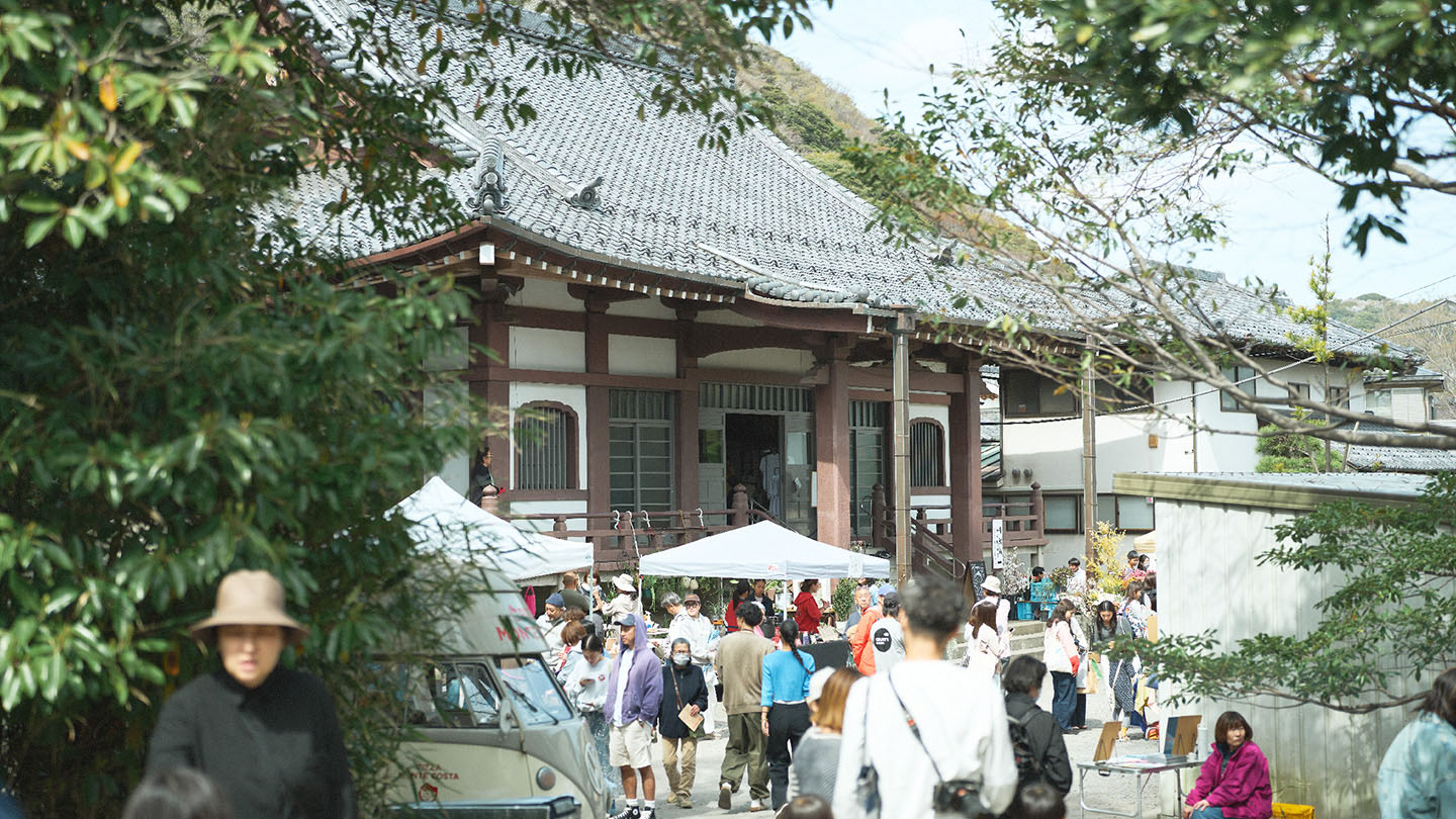 お寺の敷地が開かれた、『花まつりWEEKEND』の様子(撮影:ニシウラエイコ)