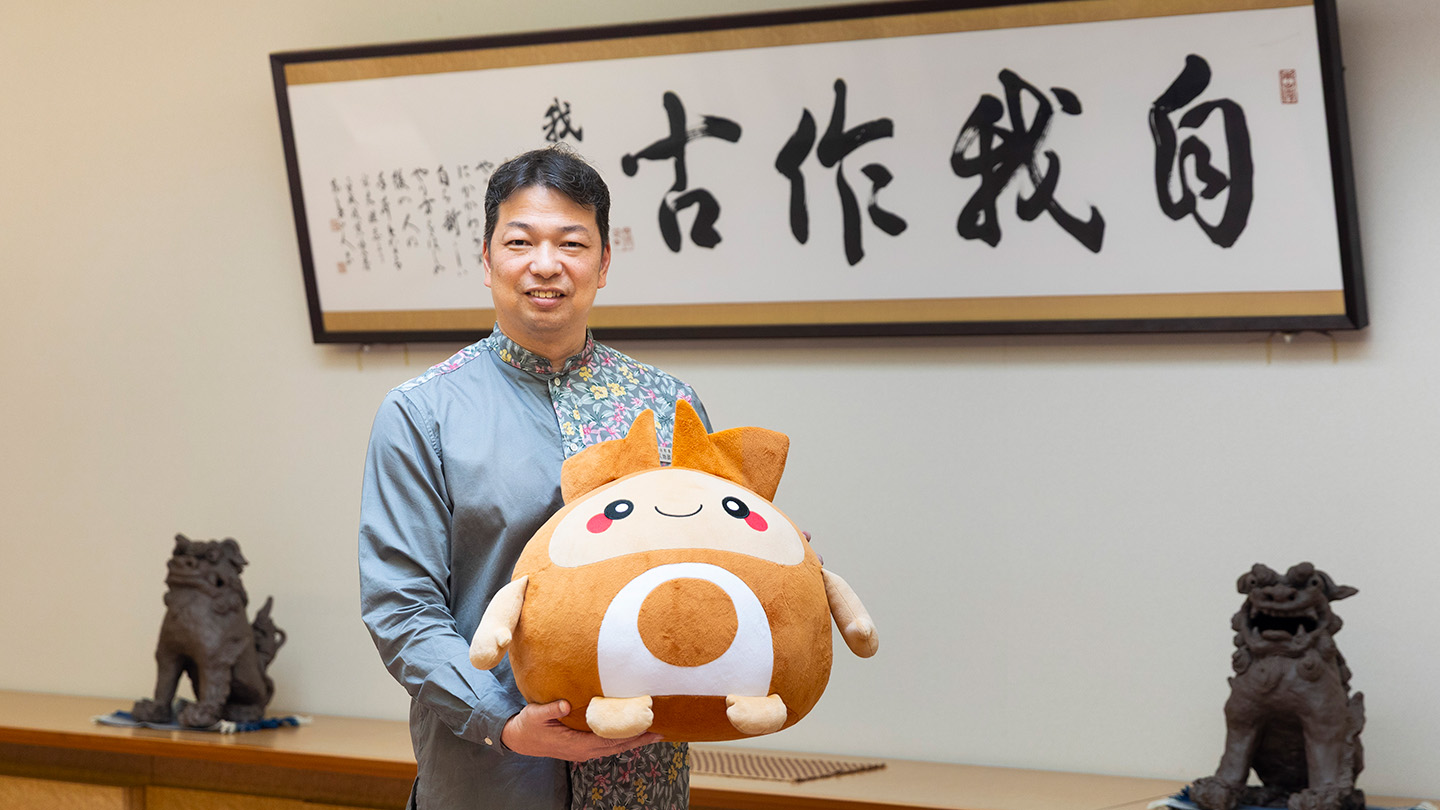 第12代北谷町長 渡久地政志さんと、北谷町のイメージキャラクター「ちーたん」