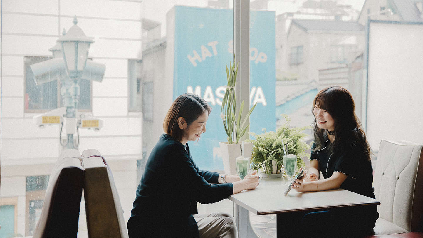 今回は映画『少女邂逅』の劇中に出てくる喫茶店「喫茶 コンパル」にて対談を実施
