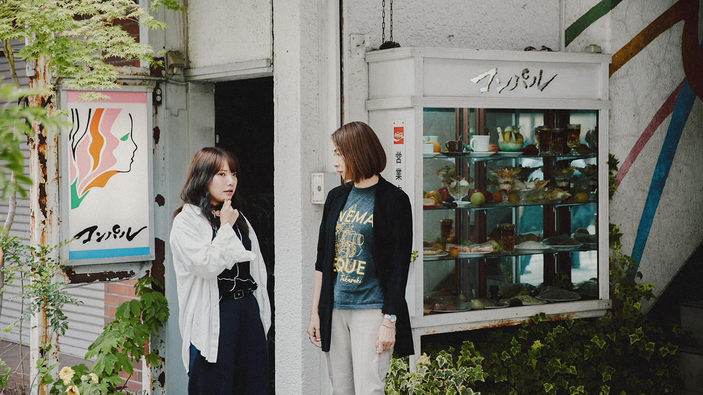 『喫茶コンパル』の前で談笑する枝優花さんと志尾睦子さん
