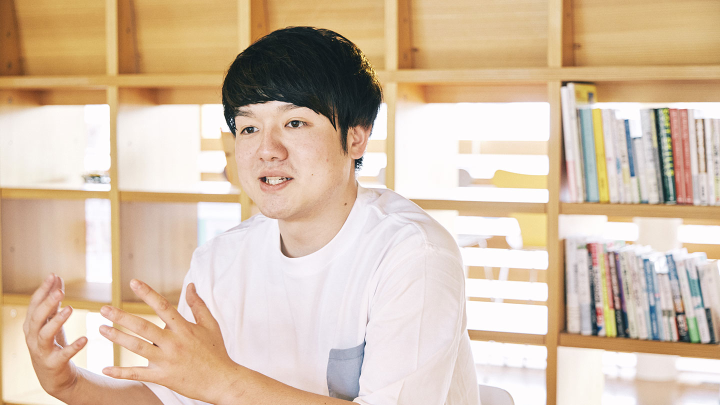 取材に応えるamu株式会社代表の加藤広大さん
