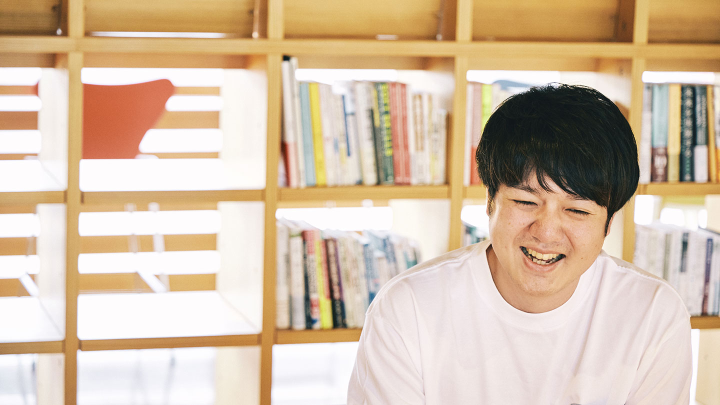 取材に応えるamu株式会社代表の加藤広大さん