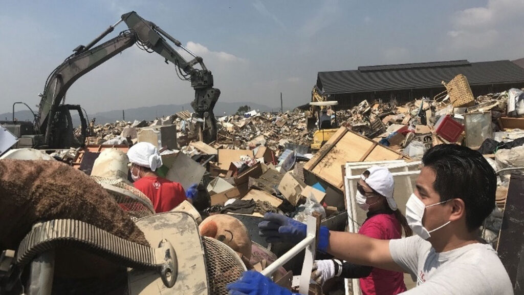 西日本豪雨の被災地で、廃棄物の分別や搬出作業にあたる総社市外国人防災リーダー（画像提供：総社市 人権・まちづくり課）