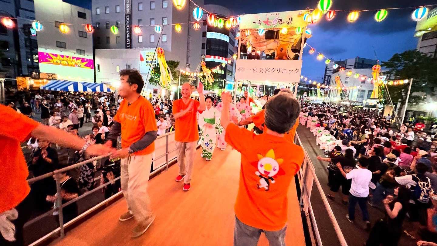 2025年の一宮七夕まつりで披露した、一宮モーニング音頭の様子
