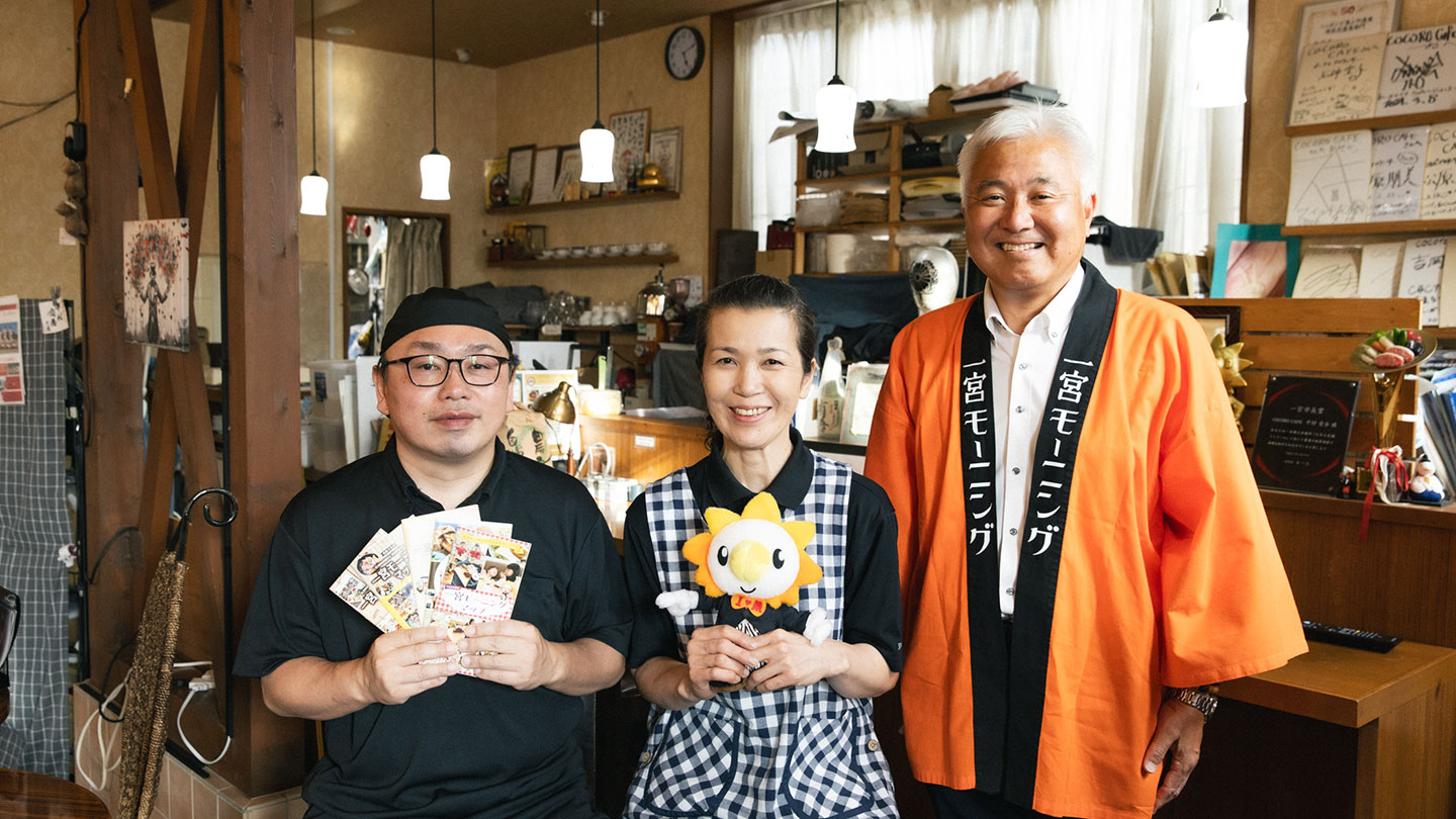 COCORO CAFÉのオーナー、中村有吾さん・正枝さんご夫妻と一宮モーニング協議会 栃倉勲さん