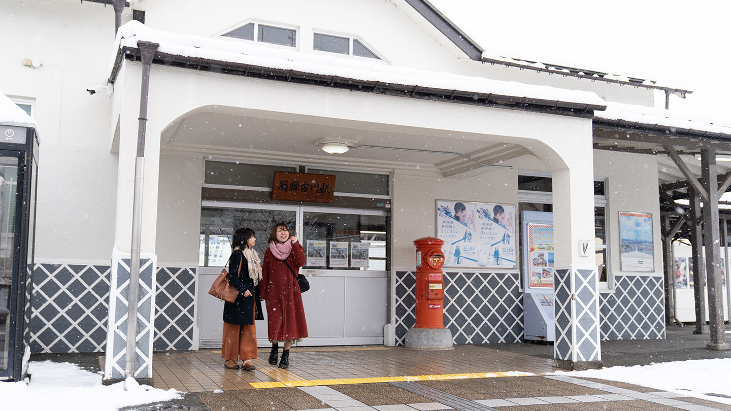 アニメ作中に登場する、飛騨古川駅の冬の様子