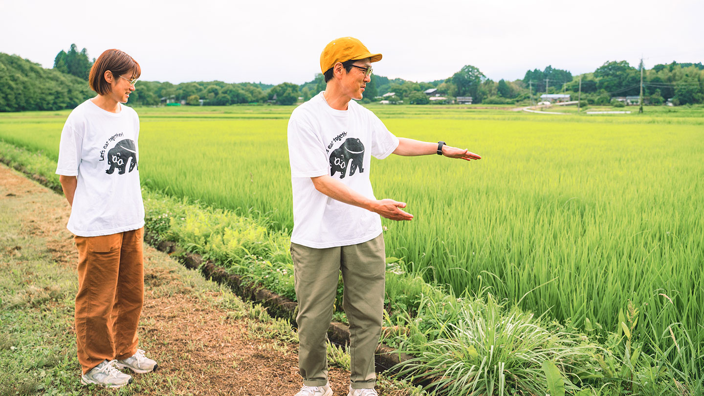 田んぼの手入れについて説明してくれているお二人