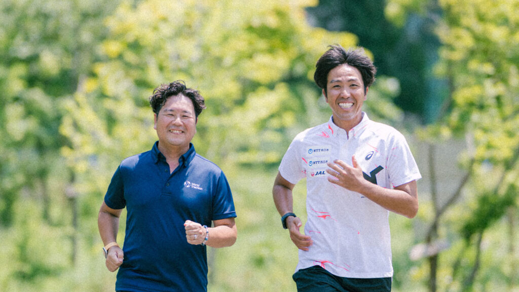 トライアスロン元日本代表・細田雄一さん（右）と、トライアスロンジャパンの坂田洋治マーケティング事業局長（左）