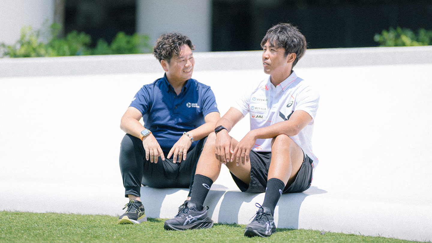 座ってトライアスロンの魅力について語る細田雄一さんと坂田洋治さん