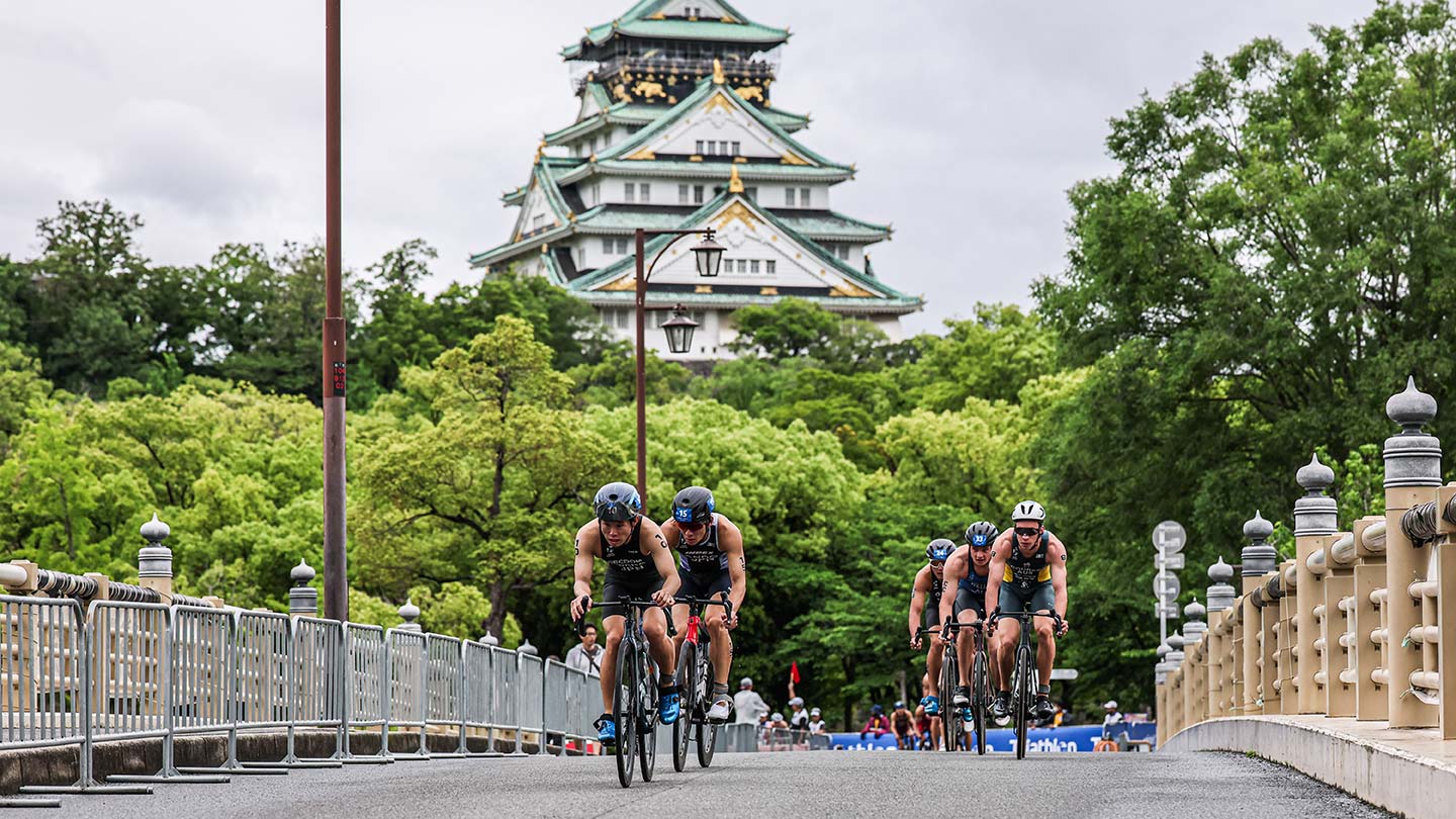 2025年5月に大阪で開催された『アジアトライアスロンカップ』。大阪城の濠を泳ぎ、大阪城公園を自転車で駆け抜けるトライアスリートたち（©Shugo TAKEMI/Triathlon Japan Media）