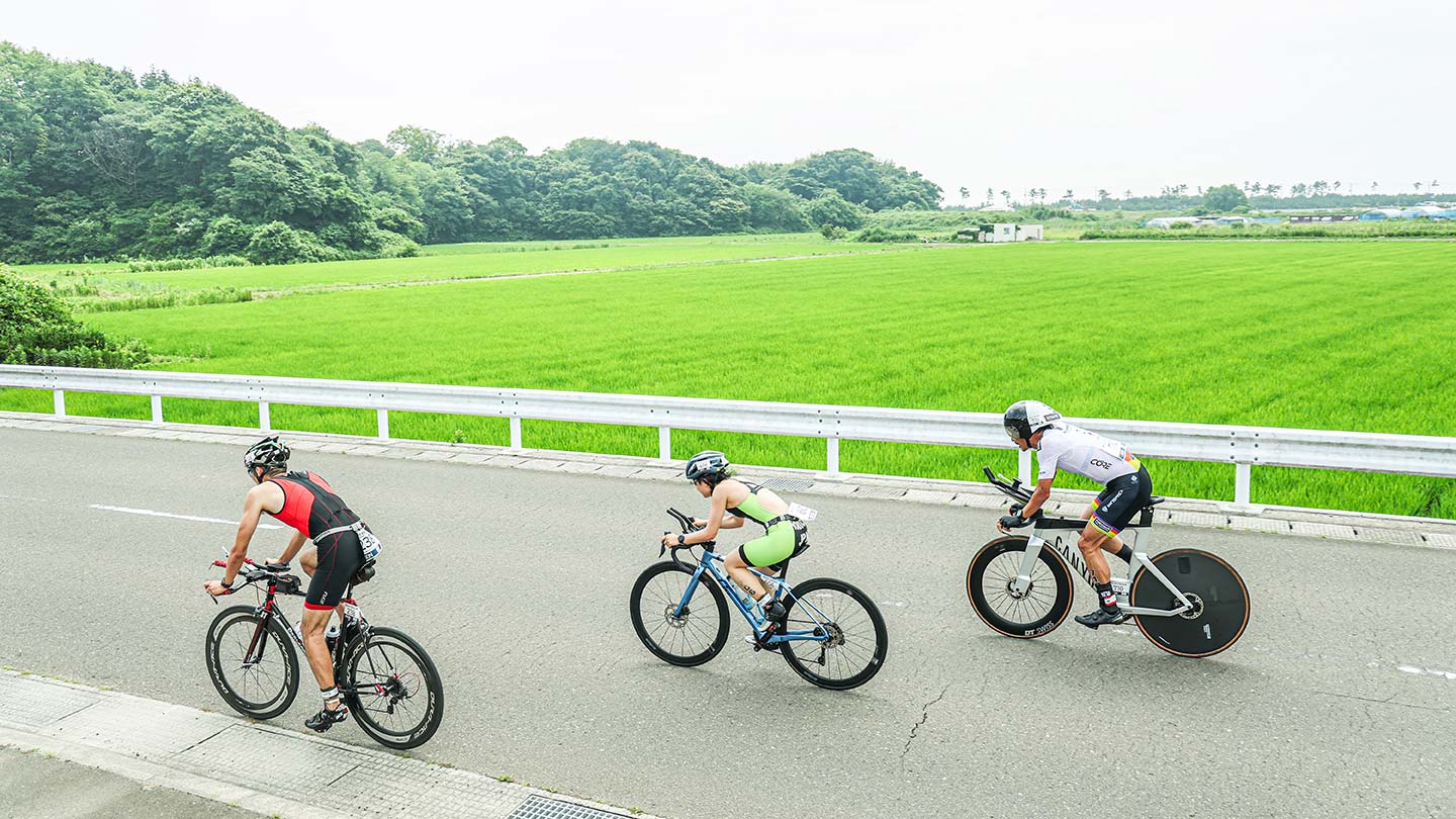 2025年7月開催『第31回みやぎ国際トライアスロン仙台ベイ七ヶ浜大会』。トライアスリートたちが松島湾を泳ぎ、海岸線や市街地を駆け抜けた（©Shugo TAKEMI/Triathlon Japan Media）