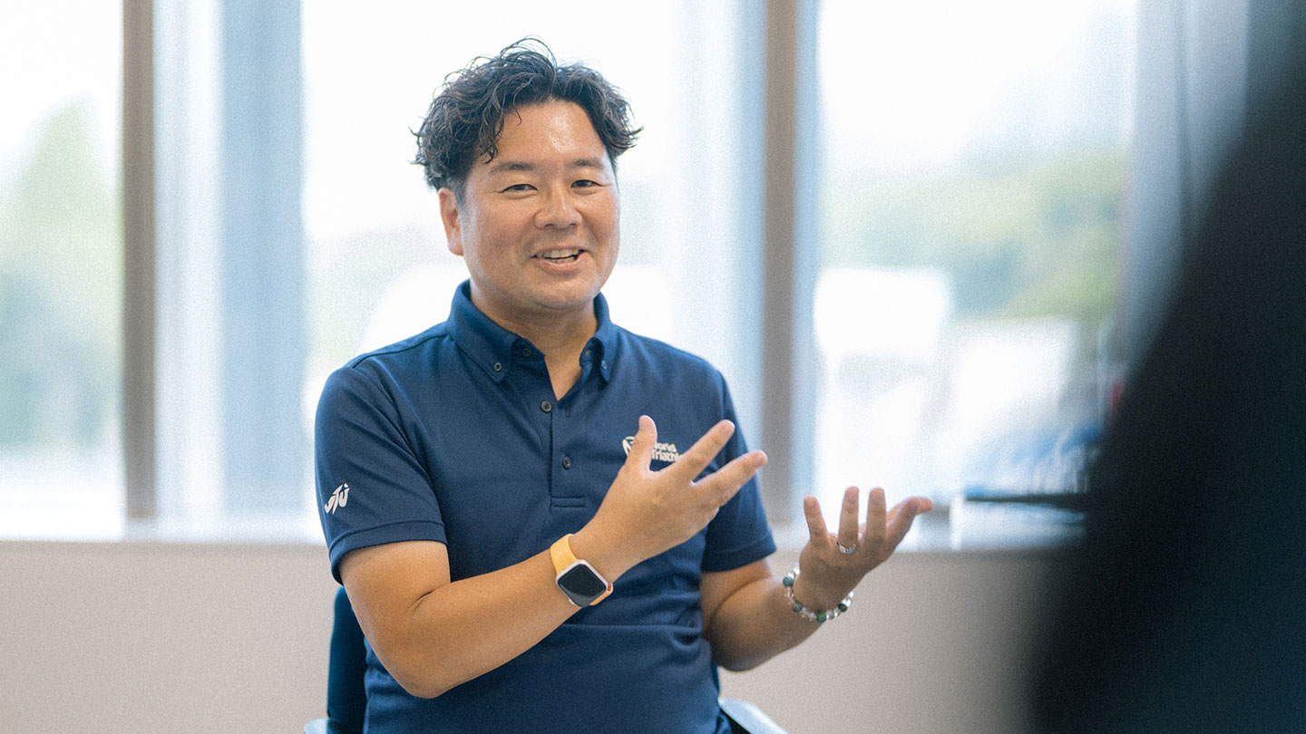 取材に応じる坂田洋治さん