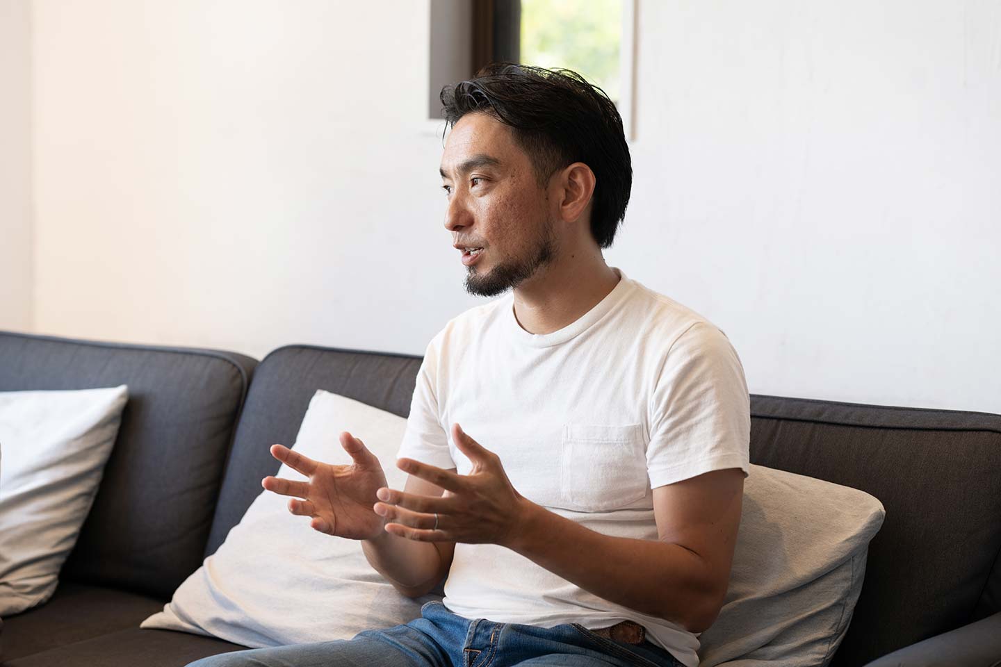 オリーヴ兄弟、弟の柳生忠勝さんが話している様子