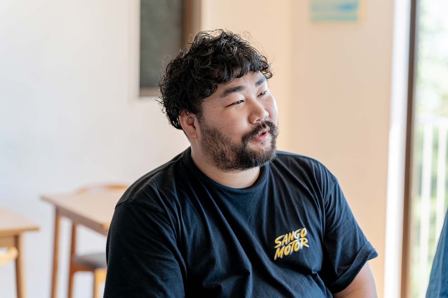 デニム兄弟、弟の島田さんが話している様子