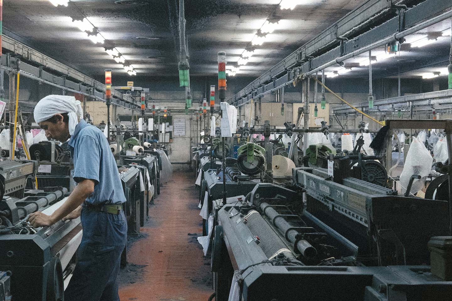 児島にあるデニム工場の作業風景