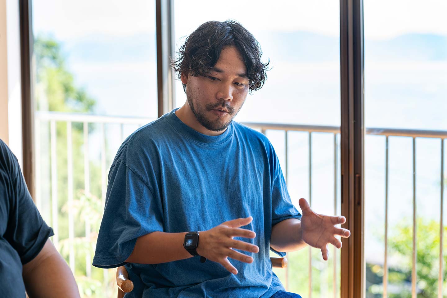 デニム兄弟、兄の山脇さんが話している様子