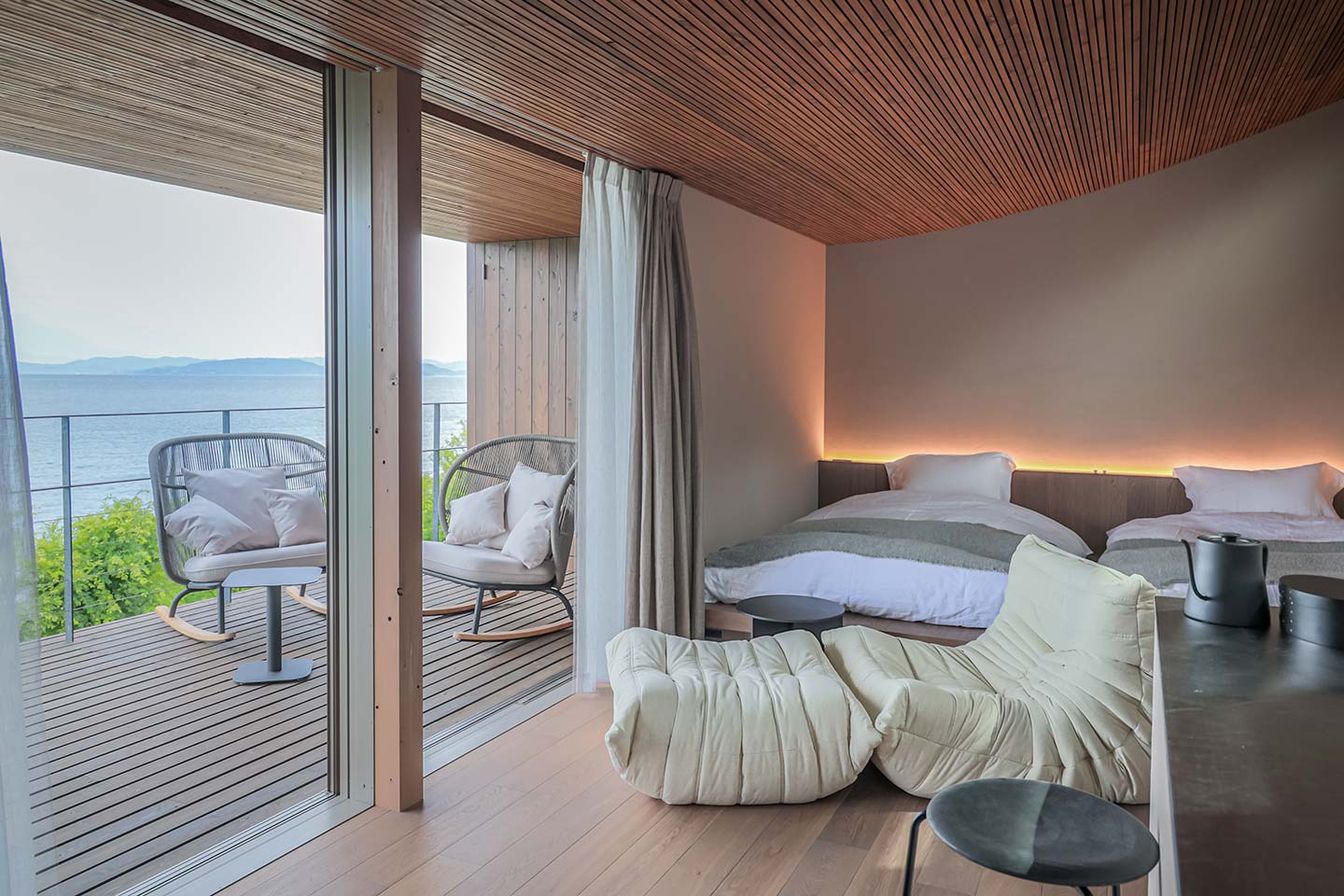 大きな窓から海を望む「ルッカ」の部屋の内観