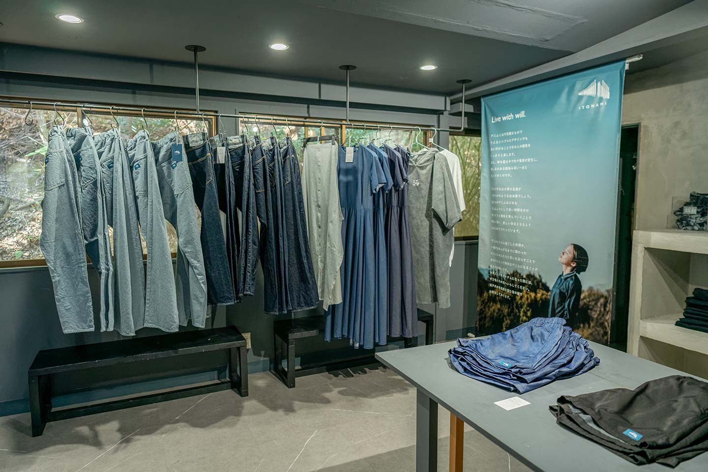 デニムの商品がたくさんラックにかかっている「ITONAMI」の店内