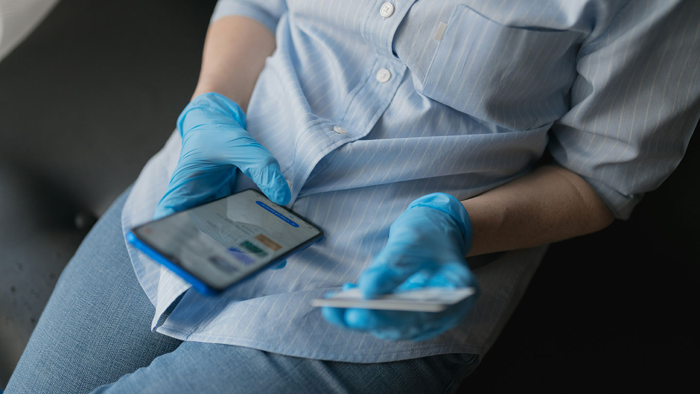 スマートフォンを使って遠方にいる患者の診察を行う