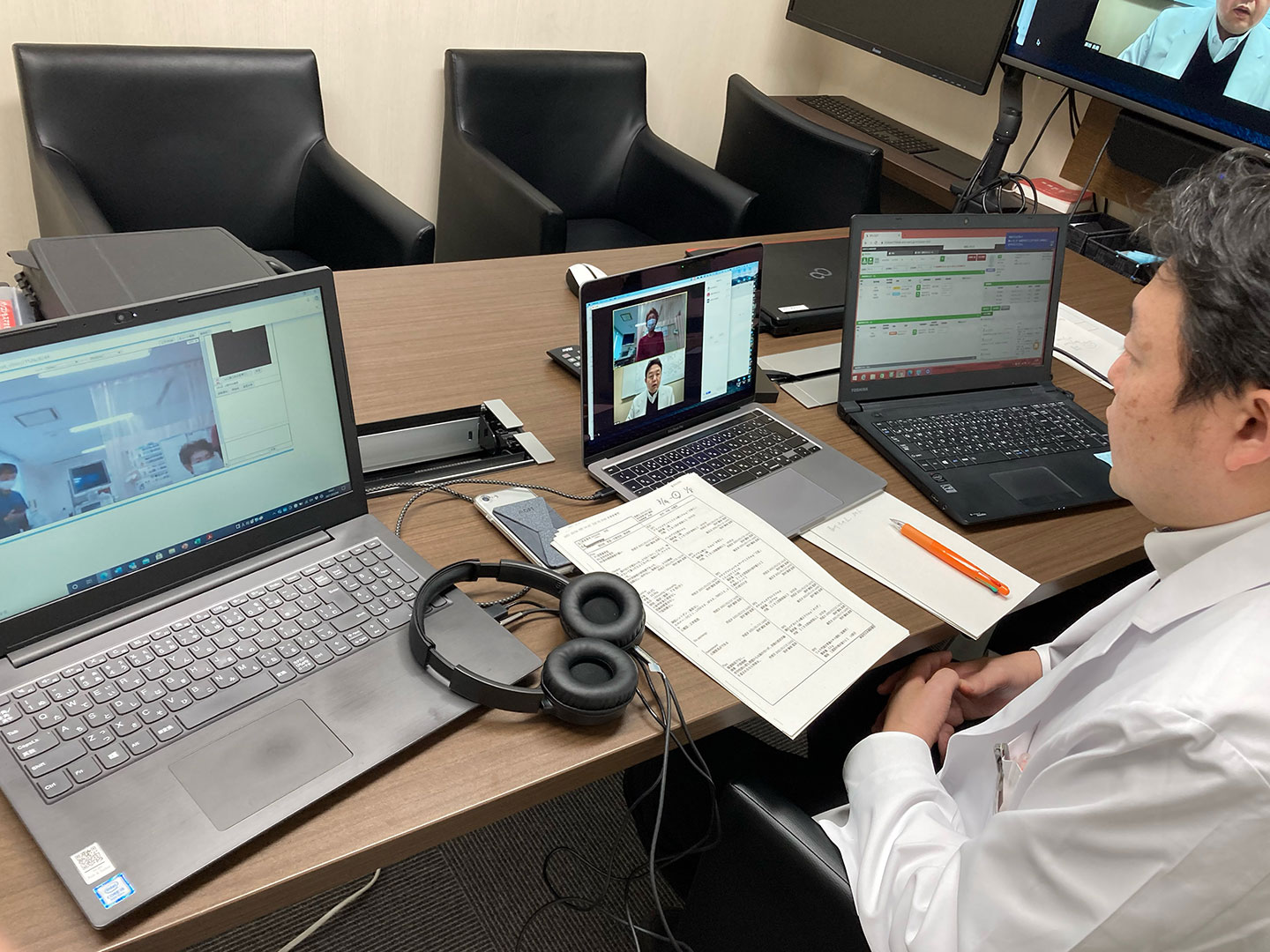 オンラインを使用して遠隔から指示を出す医師