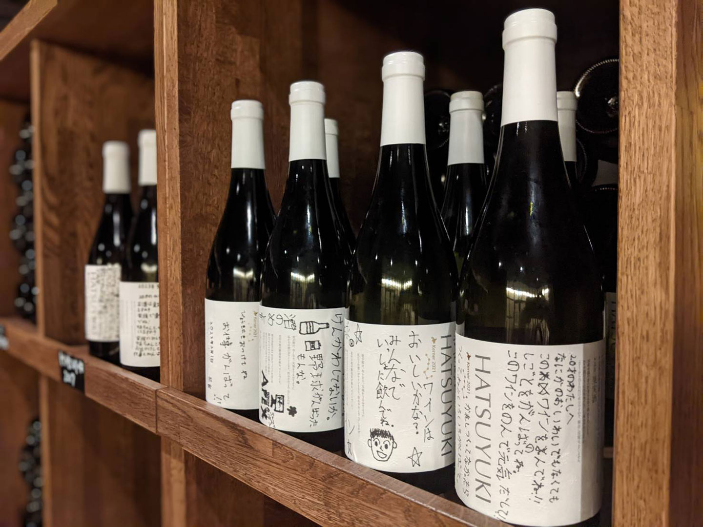 小学生が20歳になった自分へメッセージを描いたワインボトル