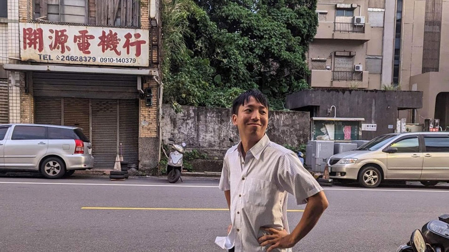 台湾の路上に立つ三文字昌也さん