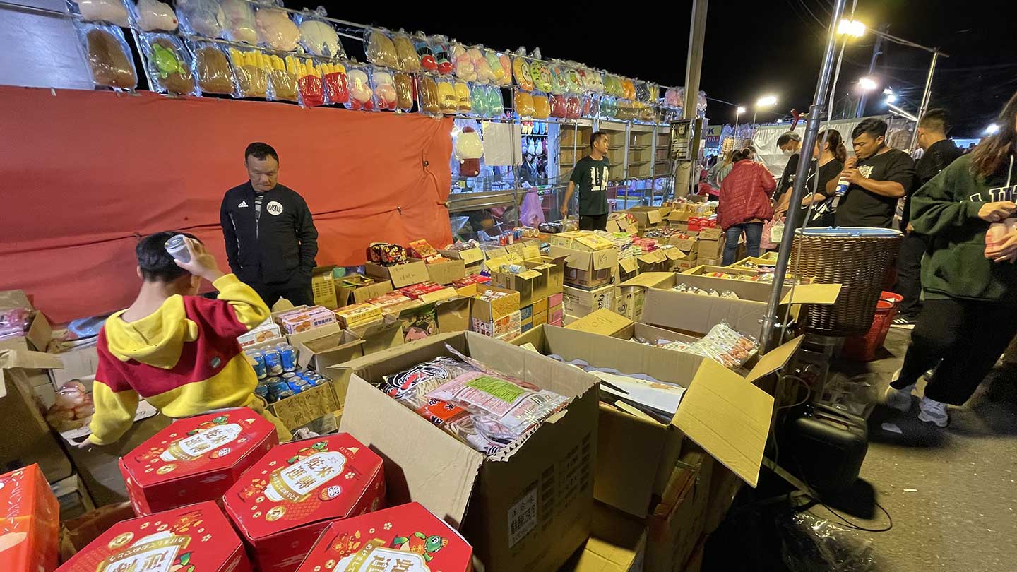 花園夜市で雑貨や駄菓子が並ぶ様子