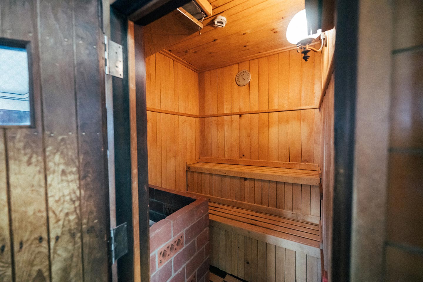 男湯に設置されたサウナ。中は青森ヒバの木で設えた壁が見える