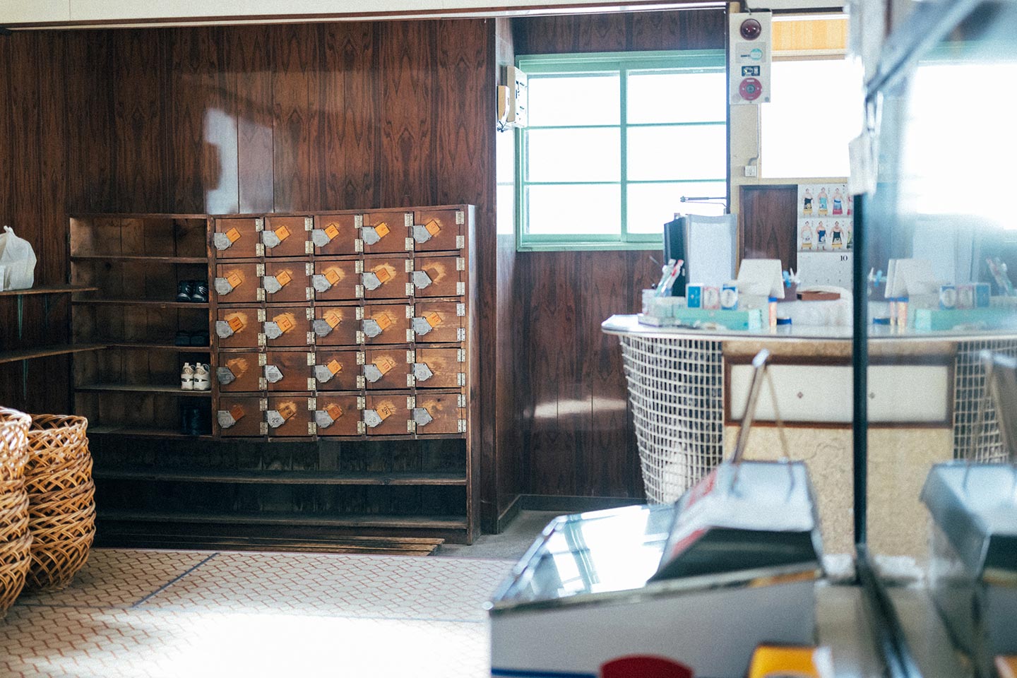 下駄箱、番台がある油川温泉内の脱衣所