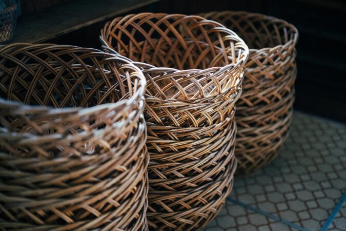 脱衣所には籐で編まれた脱衣籠がいくつも積み上げられている