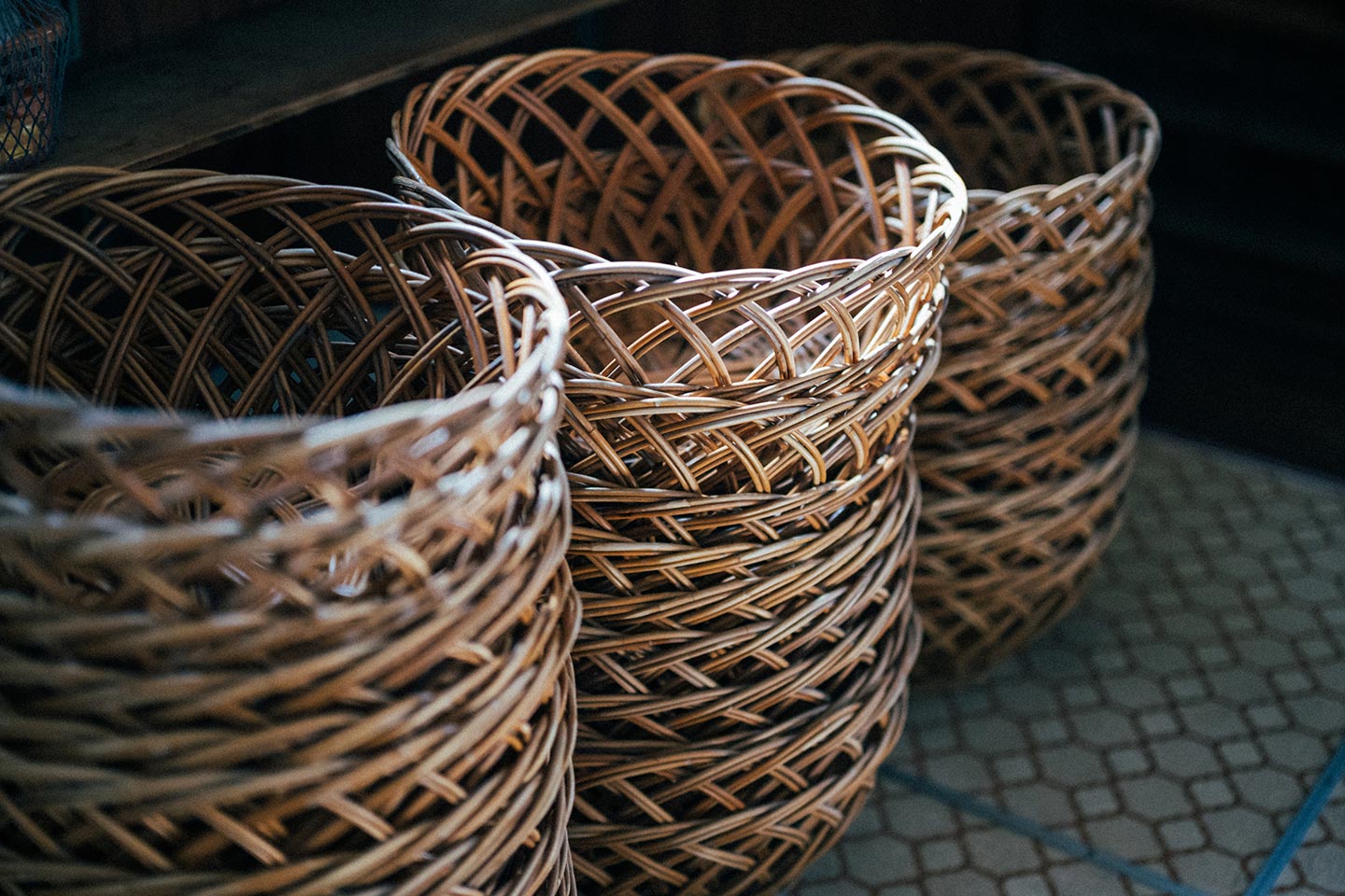 脱衣所には籐で編まれた脱衣籠がいくつも積み上げられている