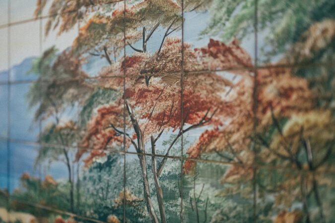 浴室内のタイル壁画には、紅葉した木々が描かれている