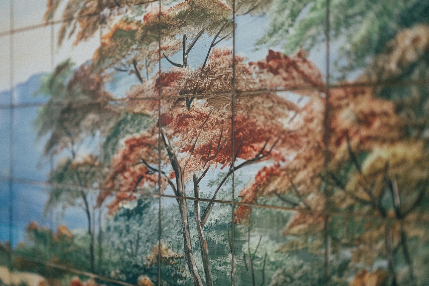浴室内のタイル壁画には、紅葉した木々が描かれている